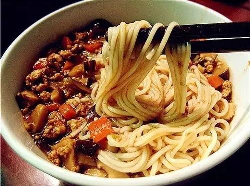 国产剧吃打卤面视频,一勺打卤面，唤醒味蕾回忆