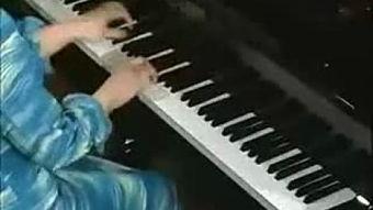国产钢琴演奏组装视频,匠心独运，音韵悠扬