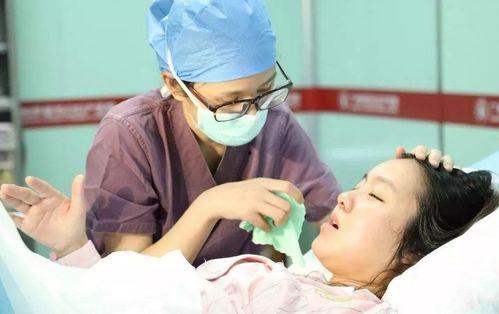 美国产妇分娩双胞胎视频,美国产妇分娩全过程大揭秘  第3张