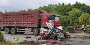国产轿车跟货车碰撞视频,揭示碰撞瞬间真相
